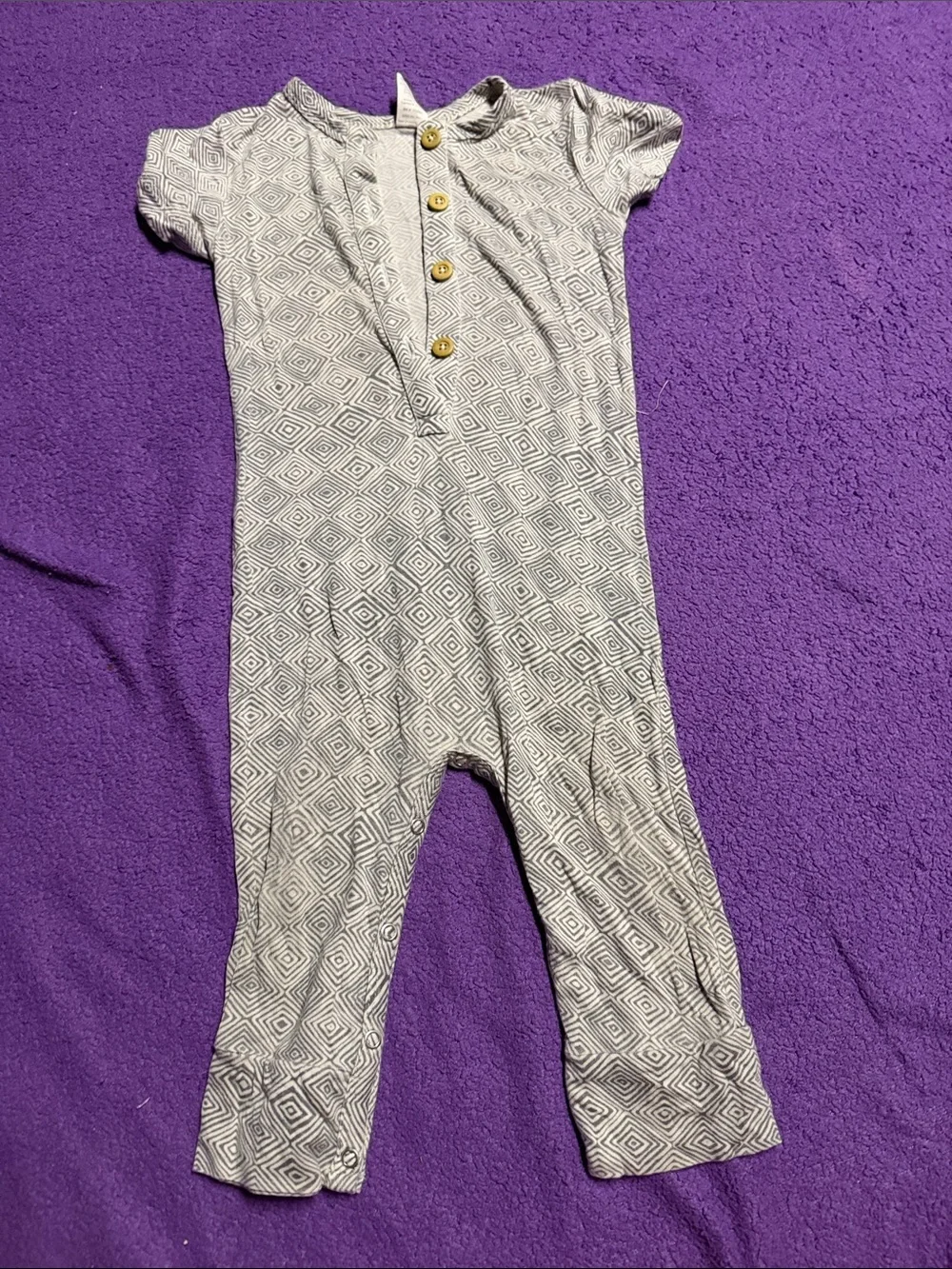 Kate Quinn-  Neutral Gray Diamond-Print Kids Romper with Button Placket